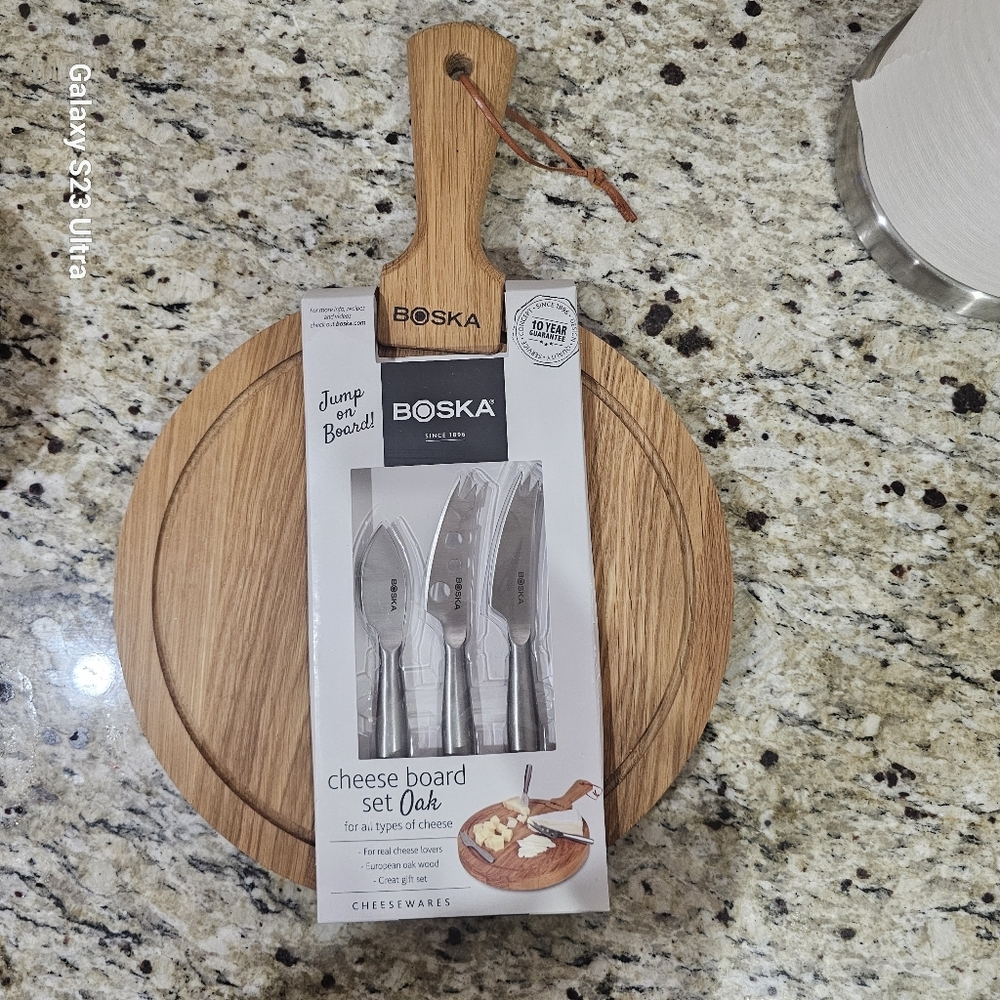 BOSKA CHEESE SET ROUND AMIGO CHEESEWEAR KNIFE AND CUTTING WOODEN BOARD